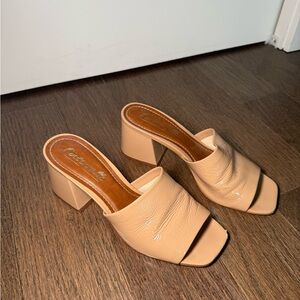 L’intervalle Women's Tan Block Heel Mules